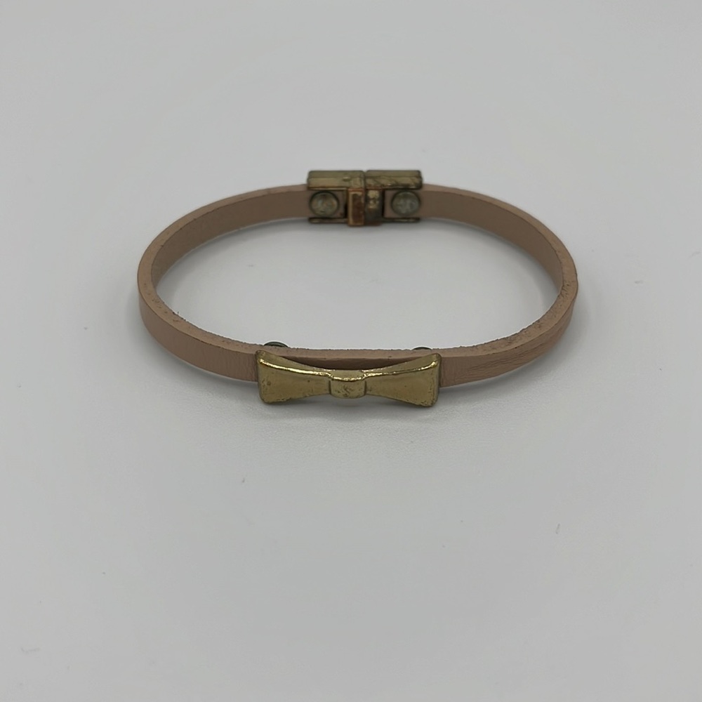 Leather bracket with bow in front